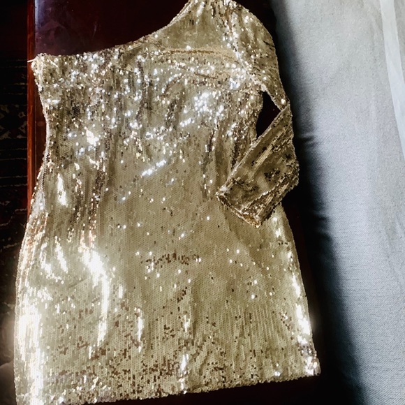 MISSGUIDED Gold Sequined Asymmetrical Mini Dress - Picture 3 of 8